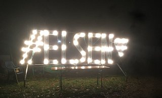 Mit dieser Lichtinstallation soll das Zusammengehörigkeitsgefühl in Elsen gestärkt werden. - Eva M. Helmer