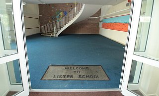 Erhalten geblieben: Die schwungvolle Treppe der Lister-School. - Peter Steinert