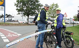Sigrid und Uwe Diekmann vom ADFC Enger-Spenge demonstrieren an einem Kreisel an der viel befahrenen Bünder Straße, welcher Raum einem Radler zusteht. - Karin Wessler