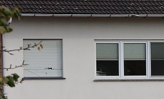 Ein Riss in einer Jalousie deutet womöglich auf den SEK-Einsatz hin. - Marcus Riechmann