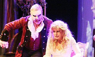 Musicalstars Uwe Kröger und Deborah Sasson begeistern das Publikum beim „Phantom der Oper“. Fast hätten sie das vielleicht auch in der Musical-Hall SHS gemacht. - burkhard battran