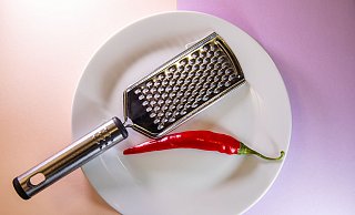 Möglichst fein und ohne Spritzer: Wie lässt sich eine Chilischote gut zerkleinern? - Christin Klose/dpa-tmn