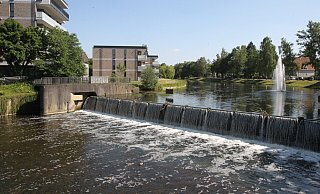 Das Bergertor-Wehr soll in Zukunft halbseitig ein bewegliches Wehr haben, halbseitig ein Raugerinne, über das Fische aufsteigen können. - Peter Steinert