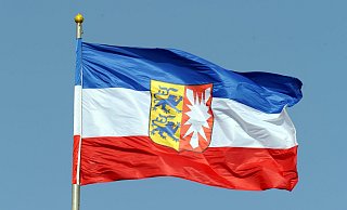 Die Landesfahne von Schleswig-Holstein: Das Bundesland möchte die Ukraine unterstützen. - Carsten Rehder/dpa