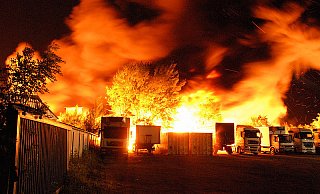 Flammen über dem Firmengelände im Strebkamp. - FOTO: JENS TRAUTMANN