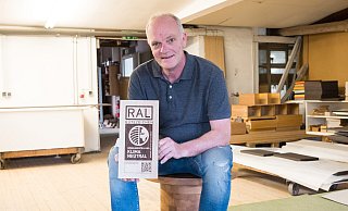 Tischlermeister Udo Knake zeigt das RAL Gütezeichen „Möbelherstellung klimaneutral“, das seiner Möbelfabrik Werner Knake als erstem Handwerksbetrieb der Branche überhaupt verliehen wurde. - Ralf Bittner