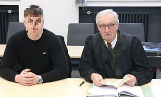 Der Angeklagte, hier links mit seinem Rechtsanwalt, Jochen Meyer zu Bexten, wurde zu einem dreiwöchigen Dauer-Arrest verurteilt. Das Urteil ist noch nicht rechtskräftig. - Claus Frickemeier