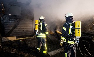 Wegen der starken Rauchentwicklung bekämpfen Einsatzkräfte das Feuer unter starkem Atemschutz. - Christian Mathiesen