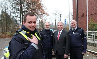 Ausbilder Jaroslaw Blewonska steht im Vordergrund. Dahinter Polizeidirektor Dirk Zühlke (v.l.), Landrat Jürgen Müller und Polizeidirektor Andreas Brings. - Lüdeking