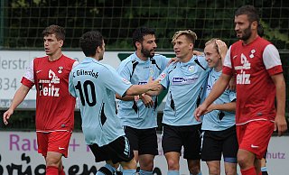 Neuauflage: Im Kreispokalfinale 2014 sorgte der damals in blau spielende FC Gütersloh mit einem klaren 3:0 für hängende Köpfe beim SV Spexard. Zwei Tore erzielte Matthäus Wickowicz (Dritter v. l.) der heute allerdings ausfällt. - Raimund Vornbäumen