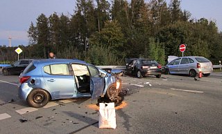 An der Anschlussstelle Etteln zur A33 kollidieren am Sonntag auf der Landstraße 818 drei Autos. - Feuerwehr Bad Wünnenberg