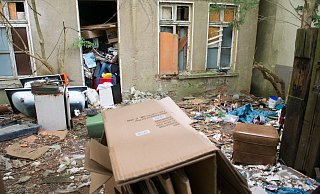 Wilde Müllkippe im Hinterhof: Laut Koch wird das Carl-Severing-Haus teils gezielt angefahren, um Müll zu entsorgen. - Ralf Bittner