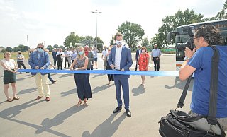 Das symbolische Band schnitten Bürgermeister Kai Abruszat, Busunternehmerin Dörte Beutner und NRW-Verkehrsminister Hendrik Wüst durch und gaben den Busbahnhof damit frei. - Joern Spreen-Ledebur