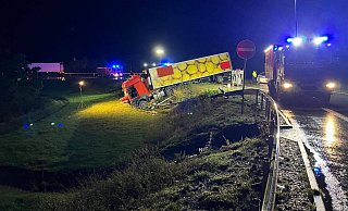 Der Sattelzug liegt an der Böschung auf der Nase. - FFW Warburg