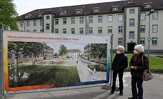 Ilse Kaufmann und Renate Krzymek können sich gut vorstellen, wie das Campusforum einmal aussehen soll. - FRANK-MICHAEL KIEL-STEINKAMP