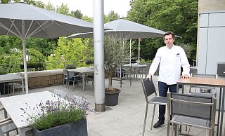 Lavendel und Olivenbäume: Die Terrasse des Jordans empfängt mit mediterranem Flair. Das Foto mit Küchenchef Heiko Kurze entstand in der Mittagszeit, deshalb sind die Tische noch nicht eingedeckt. - Nicole Bliesener