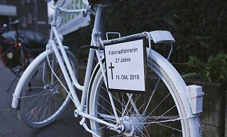 Das mit weißer Farbe bearbeitete Rad sollte Verkehrsteilnehmer auf das Unglück hinweisen und ein Zeichen für mehr Sicherheit setzen. - Angelina Kuhlmann