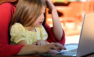 Mutter und Kind vorm Computer. - Pixabay / Finelightart