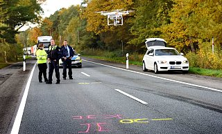 Bei einer Kollision im Bielefelder Süden erlitt ein Mann tödliche Verletzungen. Ein Unfallgutachter macht mit Hilfe einer Drohne Fotos von den Unfallspuren. - Barbara Franke