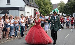 Viel Applaus: Das Eissener Königspaar Christian Tewes und Svenja Stausberg beim großen Festumzug. - Burkhard Battran