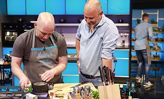 Erfolgreich durchgesetzt: Patrick Büscher (v.l.) überzeugte Frank Rosin beim Casting. Er ist nun einer von Vieren im Team des Star-Kochs. - SAT.1/Benedikt Müller