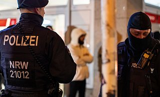 Immer wieder kommt es zu Razzien im Kampf gegen die Clankriminalität in NRW, wie hier beispielsweise in Wuppertal vor etwa einem Jahr. - picture alliance/dpa
