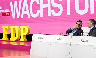 FDP-Generalsekretär Djir-Sarai (l) und Parteichef Lindner im Gespräch: Ihre Partei erneuert ihre Forderung nach einer echten Aktienrente nach schwedischem Vorbild. - Hannes P. Albert/dpa