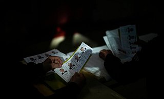 Wahlhelfer halten am Wahltag die Stimmzettel mit den Namen von Recep Tayyip Erdogan, Muharrem Ince, Kemal Kilicdaroglu und Sinan Ogan bereit. - Francisco Seco/AP/dpa