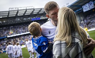 Ein Kuss nach dem letzten Tanz: Fabian Klos mit seiner Frau Nadine und einem der beiden gemeinsamen Söhne. - Sara Jonek Ein Kuss nach dem letzten Tanz: Fabian Klos mit seiner Frau Nadine und einem der beiden gemeinsamen Söhne. - Sara Jonek
