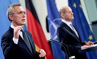 Nato-Generalsekretär Jens Stoltenberg (l) und Bundeskanzler Olaf Scholz bei ihrer Pressekonferenz im Kanzleramt. - Foto: Hannibal Hanschke/Reuters/Pool/dpa