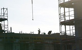 Bauarbeiter arbeiten auf einer Baustelle in Hamburg. Der Hauptverband der Deutschen Bauindustrie rechnet für 2022 mit etwa 275.000 Fertigstellungen. Im laufenden Jahr dürften es bestenfalls 250.000 sein. - Marcus Brandt/dpa
