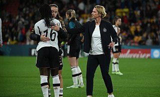 Trost nach dem Aus: Nicole Anyomi, Sara Däbritz und Trainerin Martina Voss-Tecklenburg (v.l.n.r). - Sebastian Christoph Gollnow/dpa