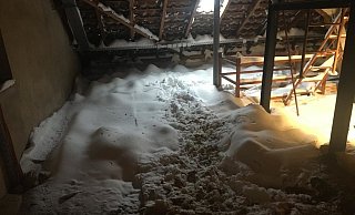 Der halbe Rathaus-Dachboden liegt voll mit Schnee. - Stadt Spenge