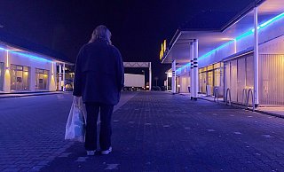Gesundheitliche Rückschläge und die Arbeitslosigkeit haben das Leben von Peter etwas aus der Bahn geworfen. Abends ist er häufiger rund um den Autohof unterwegs: um Flaschen zu sammeln und mit Menschen zu sprechen. - Florian Weyand