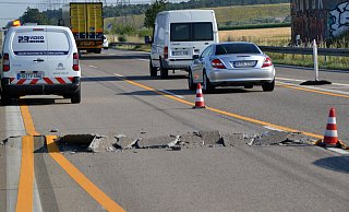 Die Autobahn 5 bei Heidelberg ist 2015 wegen der Hitze aufgeplatzt. Auch auf der A2 bei Hannover kam es am Montag zu einem "Blow-Up". - Rene Priebe/dpa (Archivbild)