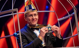 Daniel Günther (CDU) bekommt den Orden wider den tierischen Ernst. - Thomas Banneyer/dpa