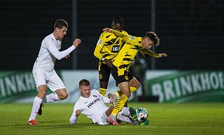 Angelo Langer will sich von den Dortmundern Alaa Bakir und Richmond Tachie nicht vom Ball trennen lassen. - Noah Wedel