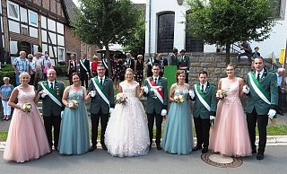 Anmut und Grazie: Mit betörendem Charme agierten die Regenten und ihr Hofstaat: Lisa Mönikes (v. l.) mit Christian Helms, Kerstin Gensicki mit Julian Reinhardt, Königin Sophie Göke und König Frank Seltrecht, Christiane und Hendrik Bobbert sowie Vanessa Kopp mit Sören Reinhardt. - Josef Köhne