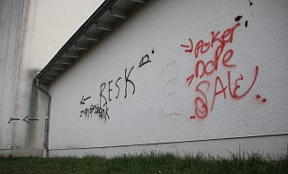 In der Nacht von Mittwoch auf Donnerstag ist die Grundschule Kirchlengern mit zahlreichen Graffiti beschmiert worden. - Florian Weyand