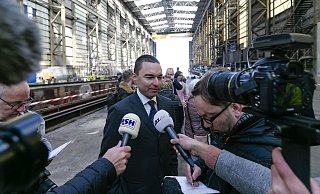 Sehr gefragt: Lars Windhorst wird hier von Journalisten in Flensburg interviewt. Der Unternehmer der mit seinen eigenen Firmen selbst zwei Pleitewellen erlebte, investiert gern in Unternehmen, die Probleme haben.  - picture alliance/dpa