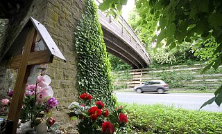 Die Höxteraner Friedhofsbrücke: Hier starb Sandra Gallinger in der Nacht zum 15. Juni 2013. - David Schellenberg