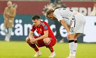 Der Düsseldorfer Dzenan Pejcinovic (links) und der Paderborner Felix Götze waren beide enttäuscht über das Endergebnis. - Roland Weihrauch/dpa