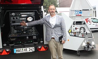 Matthias Kämpfer vom Kreis Höxter mit einem der teilmobilen Blitzer, die 2023 getestet wurden. - Kreis Höxter