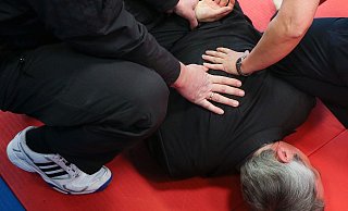 Jemanden gegen dessen Willen festhalten? Hat jemand zuvor eine Straftat begangen, dürfen couragierte Bürgerinnen und Bürger tatsächlich von einer Jedermann-Festnahme Gebrauch machen. - Axel Heimken/dpa/dpa-tmn