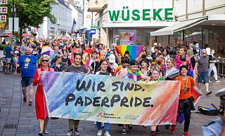 Die "Pader-Pride" zieht durch die Paderborner Innenstadt. Auch in diesem Jahr sind viele Veranstaltungen rund um queeres Leben geplant. - Niklas Tüns