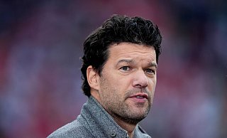 Michael Ballack zählt den FC Bayern nicht zu den großen Titel-Kandidaten in der Champions League. - Joe Giddens/PA Wire/dpa