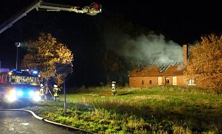 Das Gebäude wurde bei dem Brand schwer beschädigt. - Polizei Minden-Lübbecke