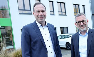 Johannes Lindhauer (l.) und Tobias Kaase haben für Lindhauer Druck & Medien mit Sitz in Lippling und für die Paderborner mediaprint solutions GmbH eine weitgehende Kooperation vereinbart. - Lindauer