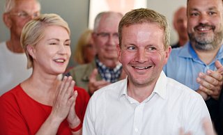 Rico Badenschier freut sich mit Mecklenburg-Vorpommerns Ministerpräsidentin Manuela Schwesig (l) über seinen Sieg bei der Oberbürgermeister-Wahl in Schwerin. - Frank Hormann/dpa