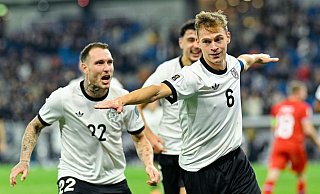 Der Kapitän ging voran: Joshua Kimmich (r) traf im 104. Länderspiel erstmals doppelt. Links David Raum, Torschütze zum 1:0. - Uwe Anspach/dpa